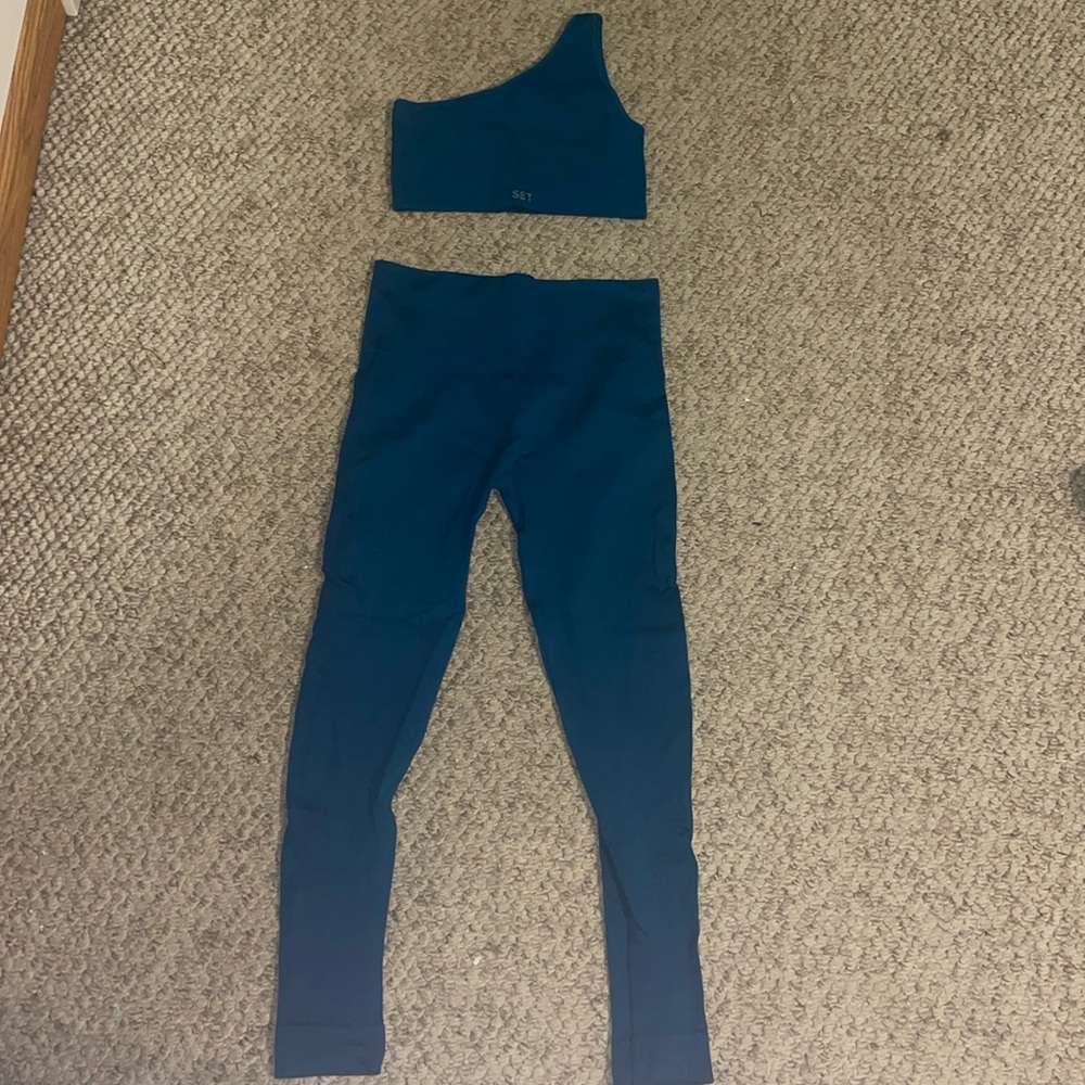 SET ACTIVE SET in Cove!💙 Size small for both top and leggings!